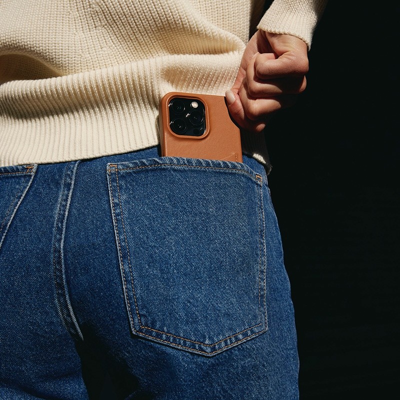Mujjo - Full Leather Wallet iPhone 14 tan 02